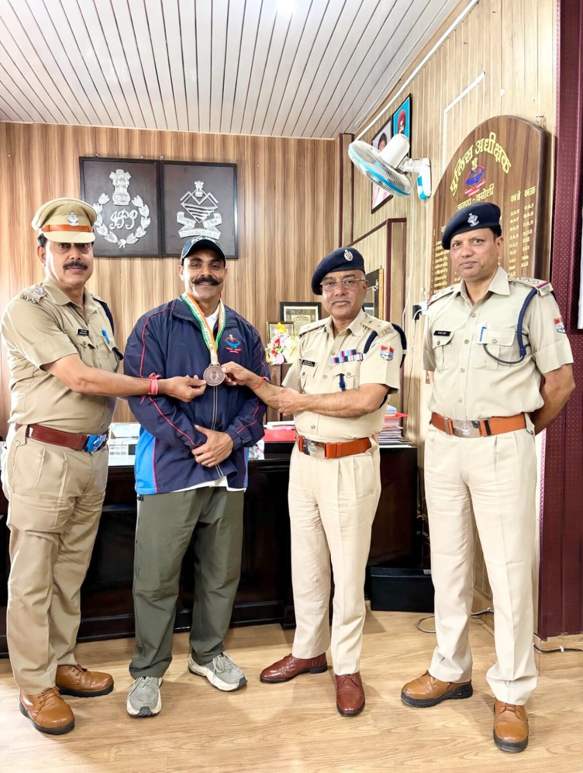 ऑल इंडिया पुलिस रेसलिंग क्लस्टर में चमोली पुलिस के हेड कांस्टेबल जितेन्द्र ने जीता कांस्य पदक, एसपी ने किया सम्मानित