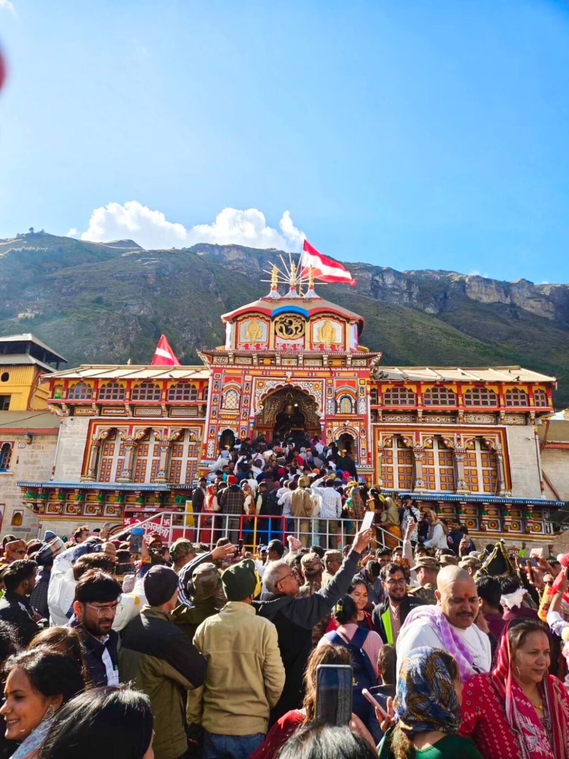 बद्रीनाथ धाम में श्रद्धालुओं का आंकड़ा 19 लाख के पार, पितृ पक्ष में डेढ़ लाख तीर्थयात्रियों के पहुंचने का दावा