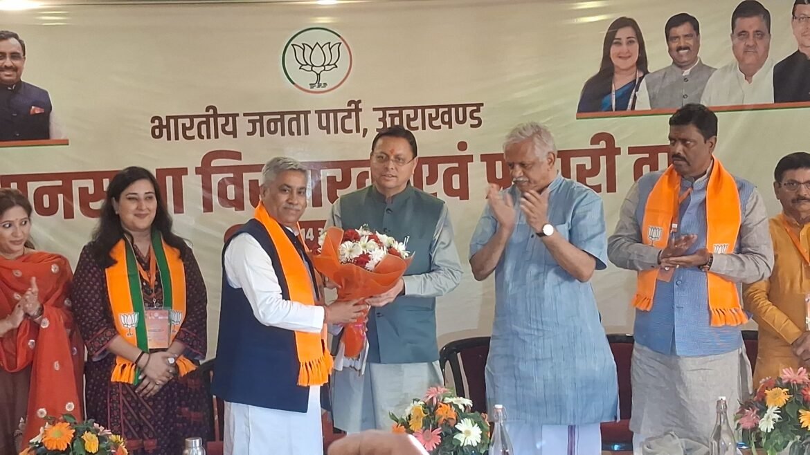 मुख्यमंत्री पुष्कर सिंह धामी पहुंचे काशीपुर, भाजपा की बैठक में 2027 विधानसभा चुनाव की तैयारियों पर मंथन