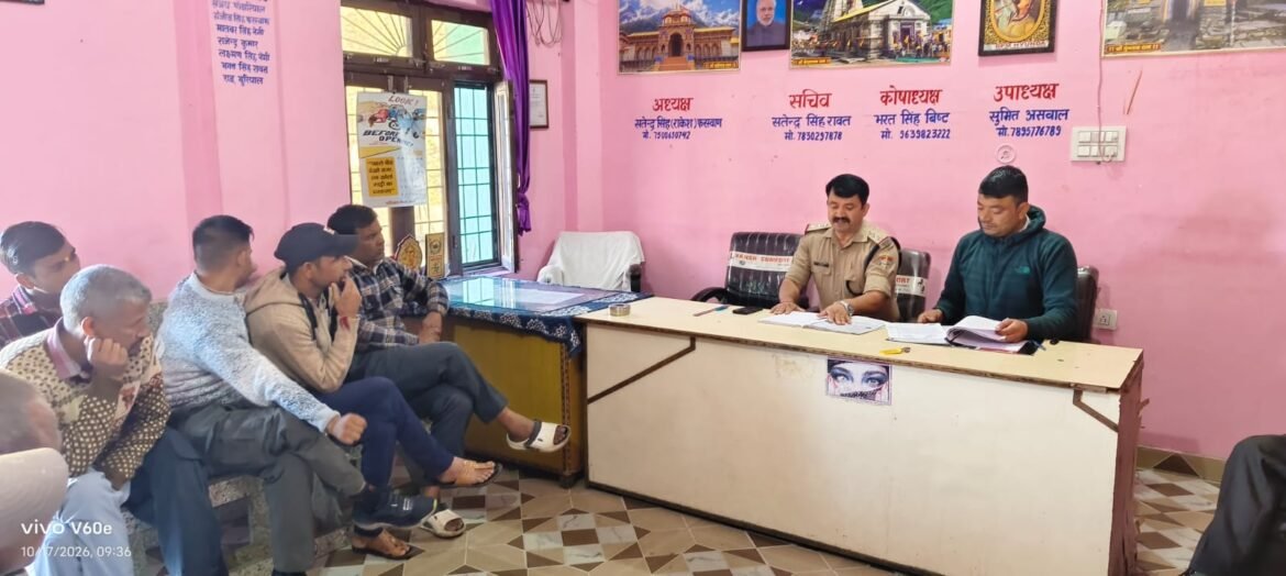 चमोली में सड़क सुरक्षा को लेकर टैक्सी चालकों को किया जागरूक, यातायात निरीक्षक दिगंबर उनियाल ने दिए जरूरी निर्देश