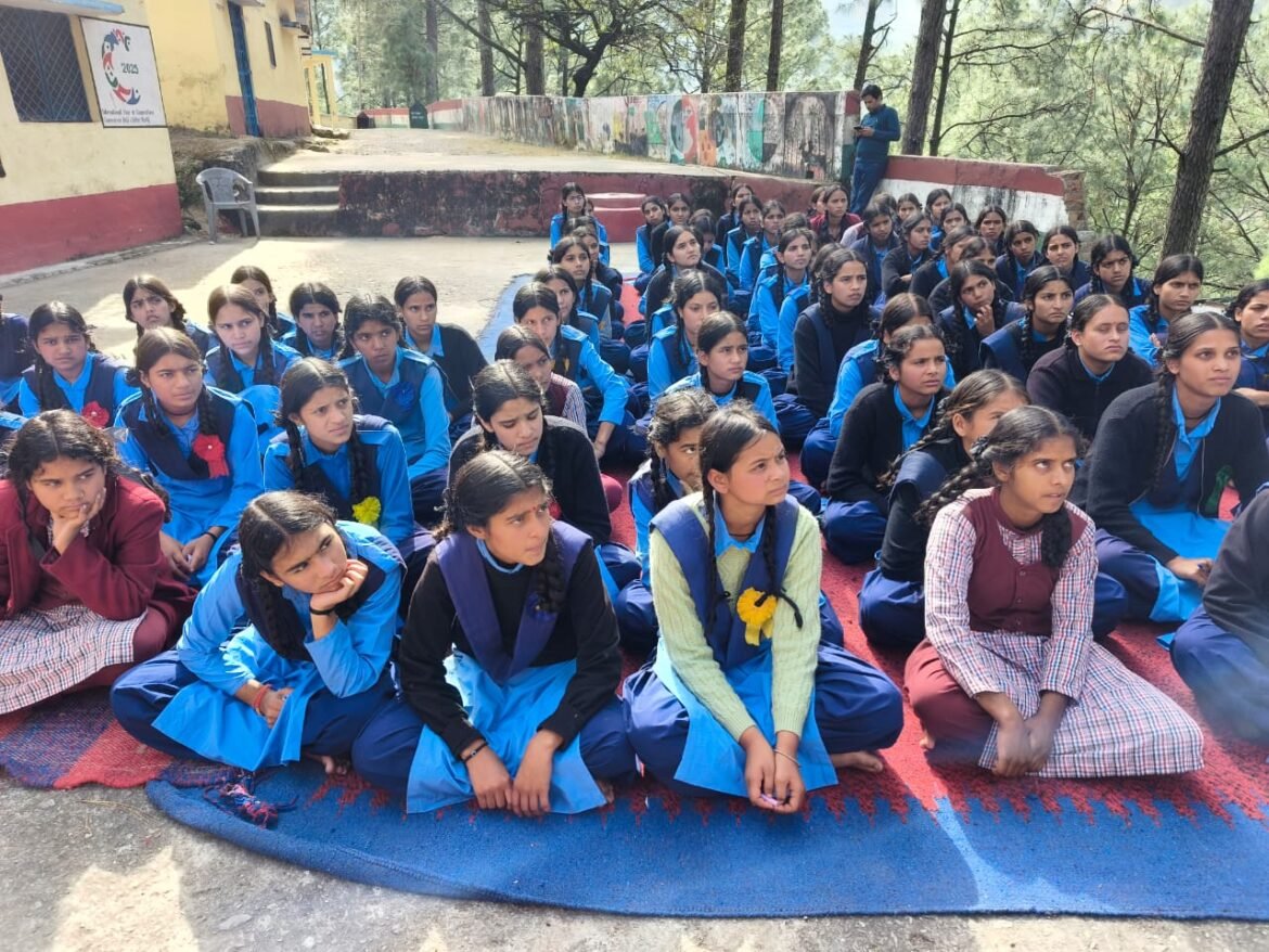 टिहरी में साइबर सुरक्षा और वित्तीय जागरूकता अभियान, विद्यार्थियों ने महंगे गैजेट्स के लिए दबाव न बनाने की ली शपथ