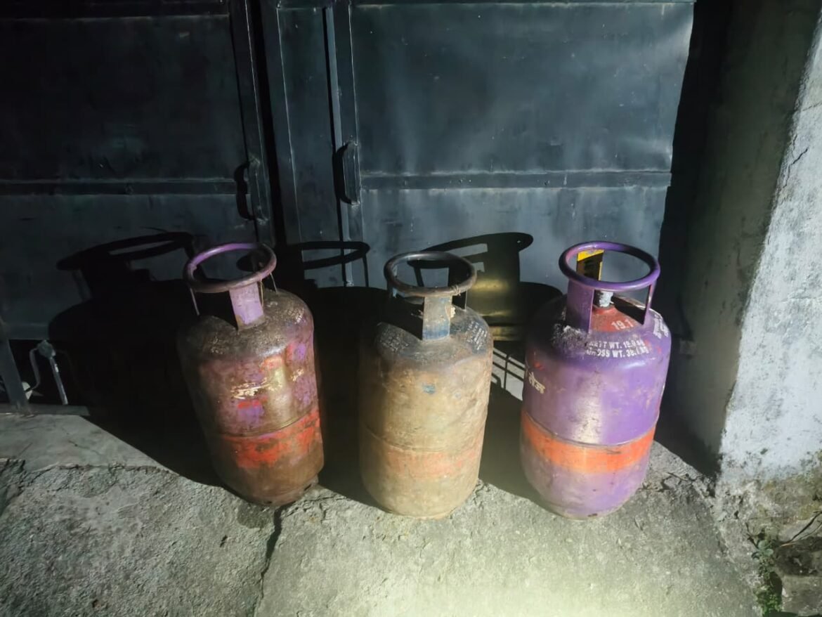 गोपेश्वर में कैफे की रसोई में लगी भीषण आग, फायर सर्विस ने तीन गैस सिलेंडर सुरक्षित निकाले