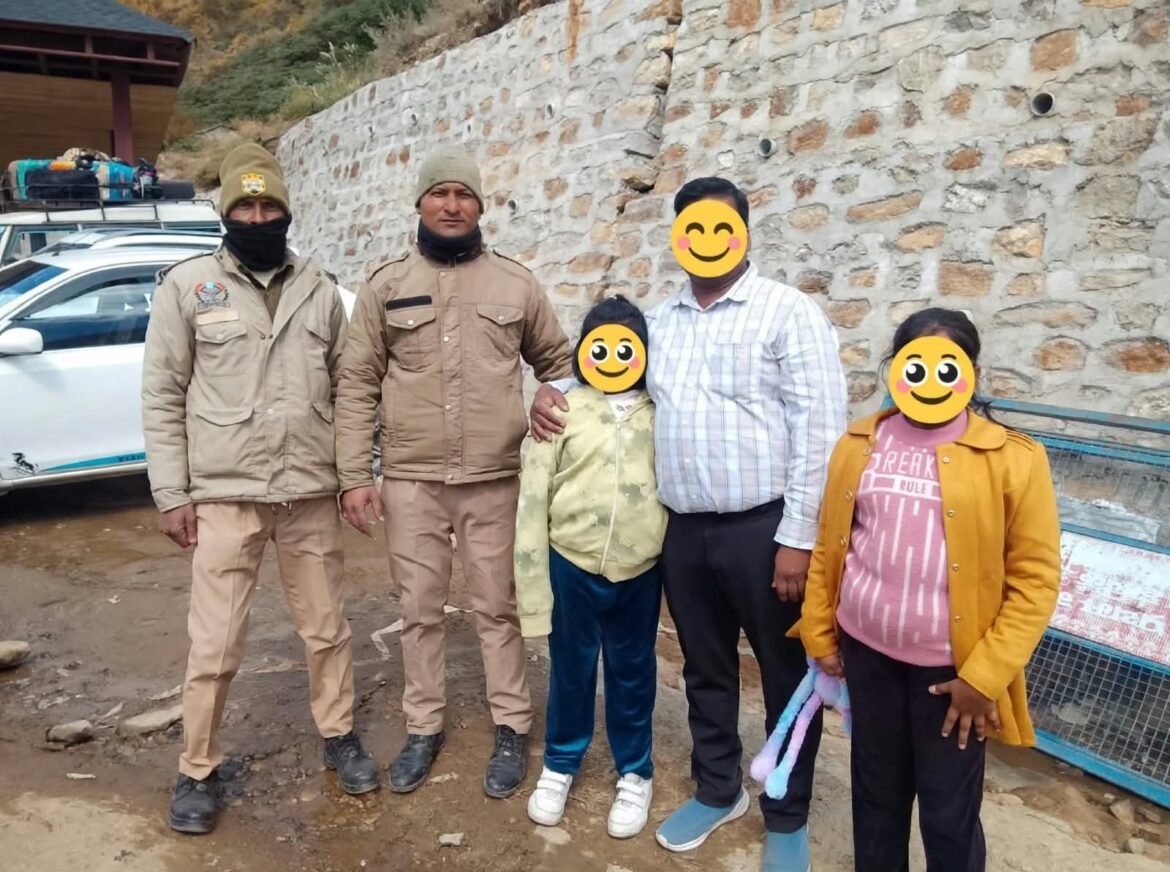परिजनों से बिछड़ी 6 वर्षीय मासूम को पुलिस ने सकुशल मिलाया, बच्ची के चेहरे पर लौटी मुस्कान