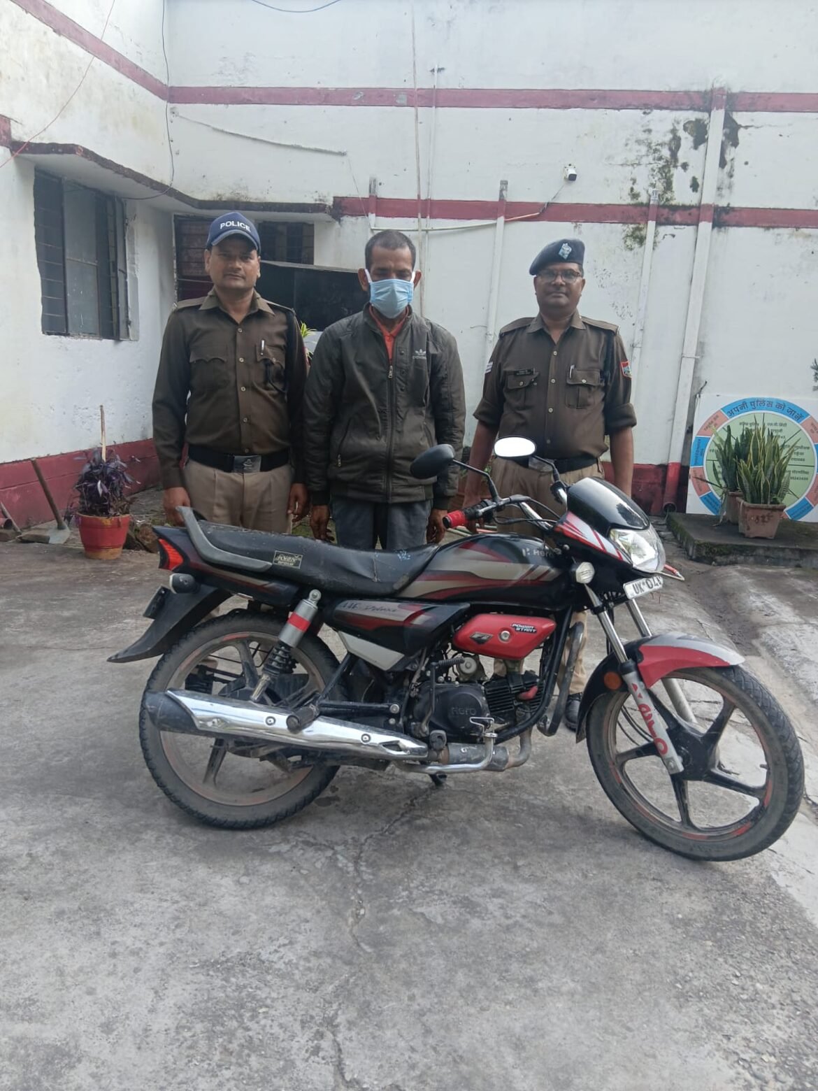 चोरगलिया पुलिस ने चोरी की मोटरसाइकिल के साथ 46 वर्षीय आरोपी को किया गिरफ्तार