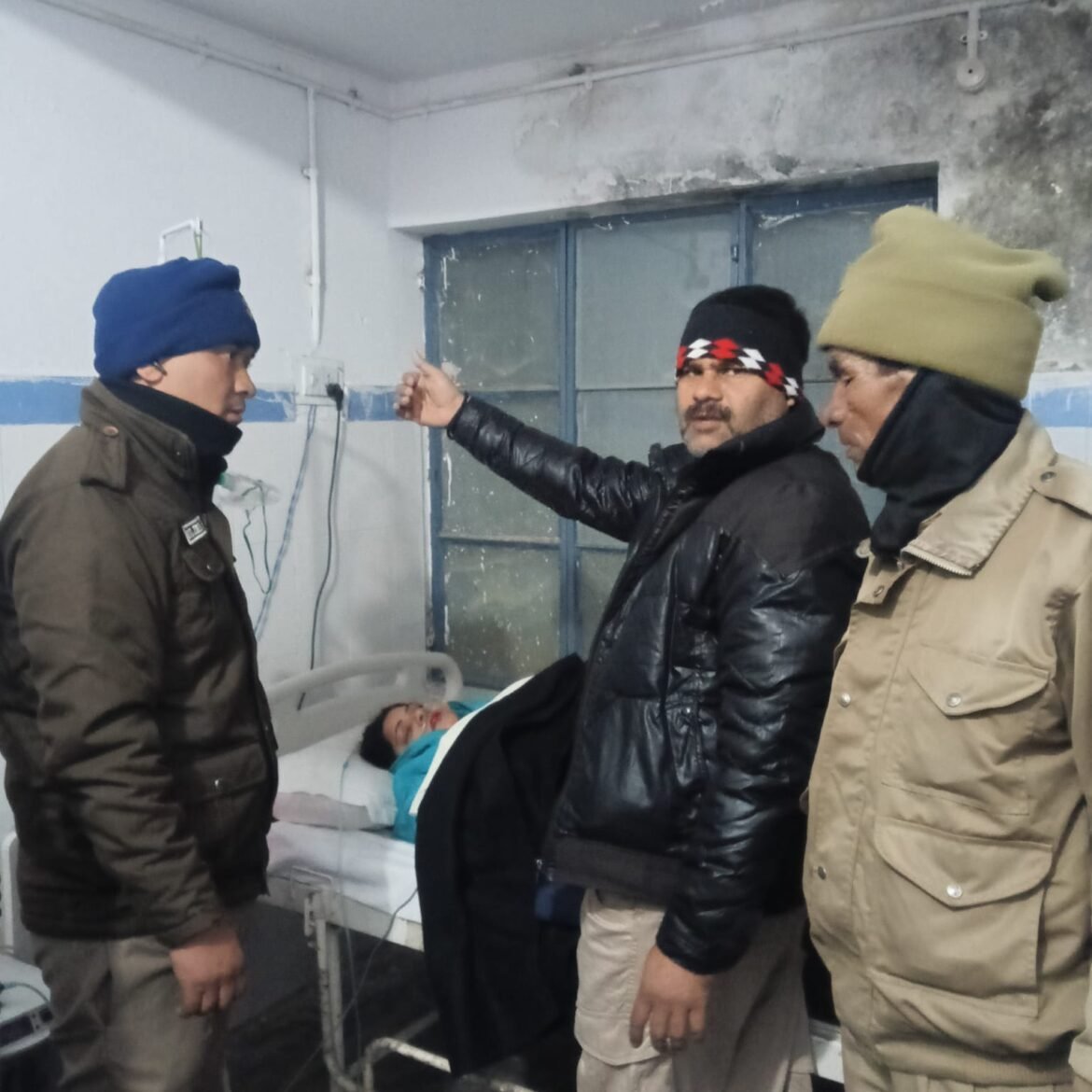 बद्रीनाथ मंदिर परिसर में बेहोश हुई महिला, चमोली पुलिस ने तत्काल पहुंचाया अस्पताल