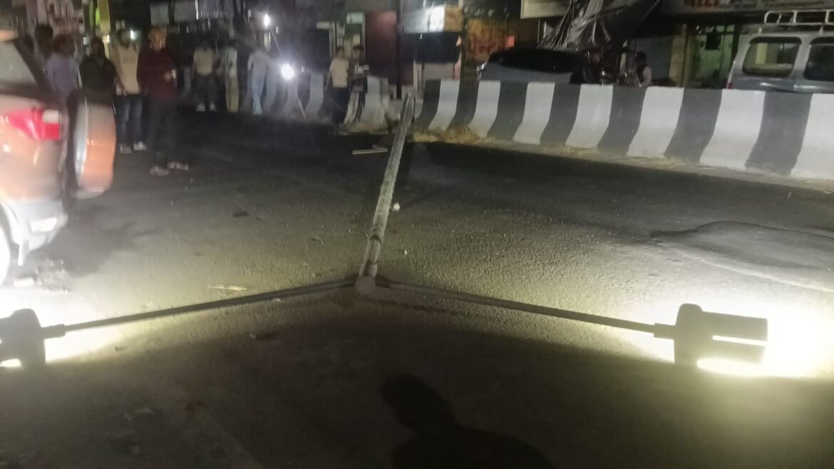 लालकुआं में बड़ा हादसा टला, पुआल से लदी ट्रैक्टर-ट्रॉली ने तोड़ा स्ट्रीट लाइट पोल, हाईवे पर लगा भीषण जाम