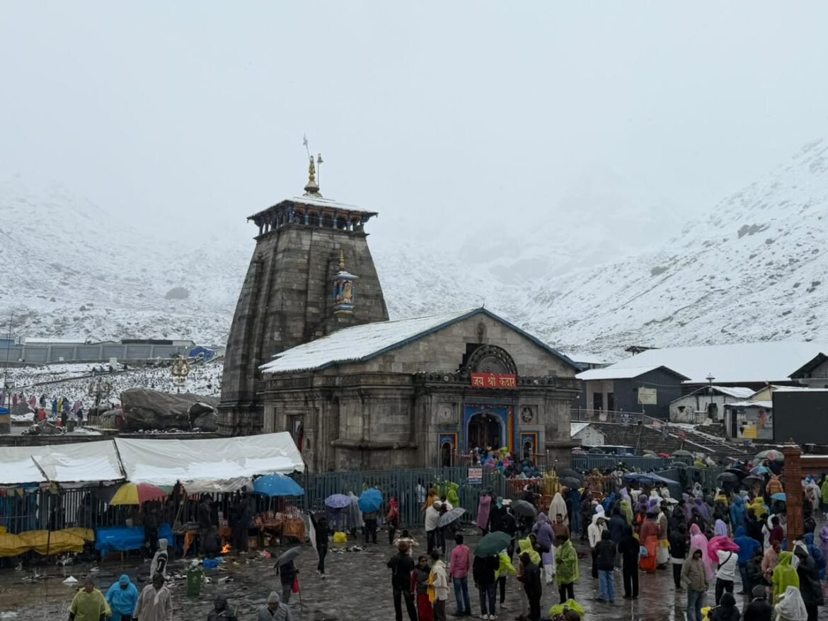 केदारनाथ धाम में भारी बर्फबारी से बदला मौसम का मिजाज, बर्फ की सफेद चादर से ढकी बाबा केदार की नगरी
