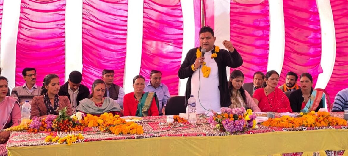 अघरिया गांव पहुंचे कैबिनेट मंत्री राम सिंह कैड़ा, ग्रामीणों की समस्याएं सुनकर अधिकारियों को दिए समाधान के निर्देश