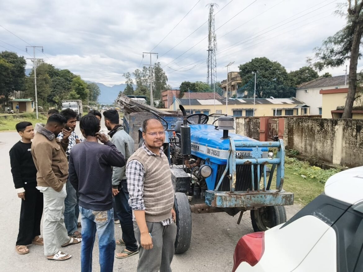 विकासनगर में खनन माफियाओं पर प्रशासन का शिकंजा, जबरन छुड़ाए गए दोनों ट्रैक्टर-ट्रॉलियां पकड़ीं
