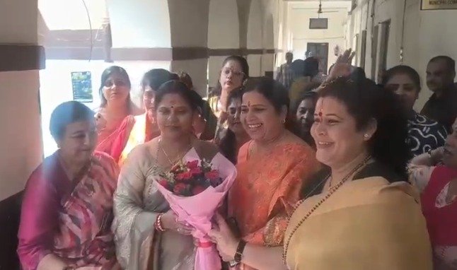 सेवा संकल्प अभियान के तहत आंगनबाड़ी और आशा कार्यकर्ताओं का सम्मान कर रहा महिला मोर्चा