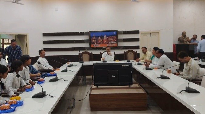 हरिद्वार कलेक्ट्रेट में गांधी और शास्त्री जयंती पर दी गई श्रद्धांजलि