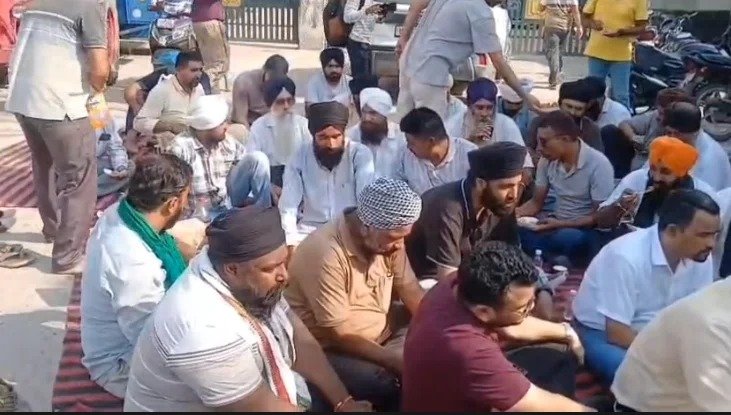 धान खरीद में देरी पर खटीमा के किसानों का प्रदर्शन, 5 अक्टूबर से तौल का आश्वासन