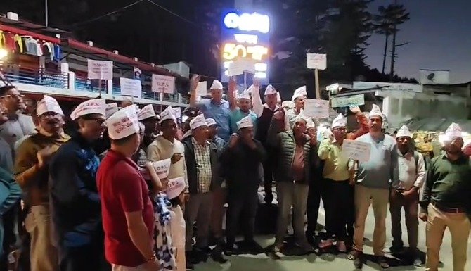 पुरानी पेंशन बहाली की मांग को लेकर लोहाघाट में शिक्षक-कर्मचारियों का प्रदर्शन